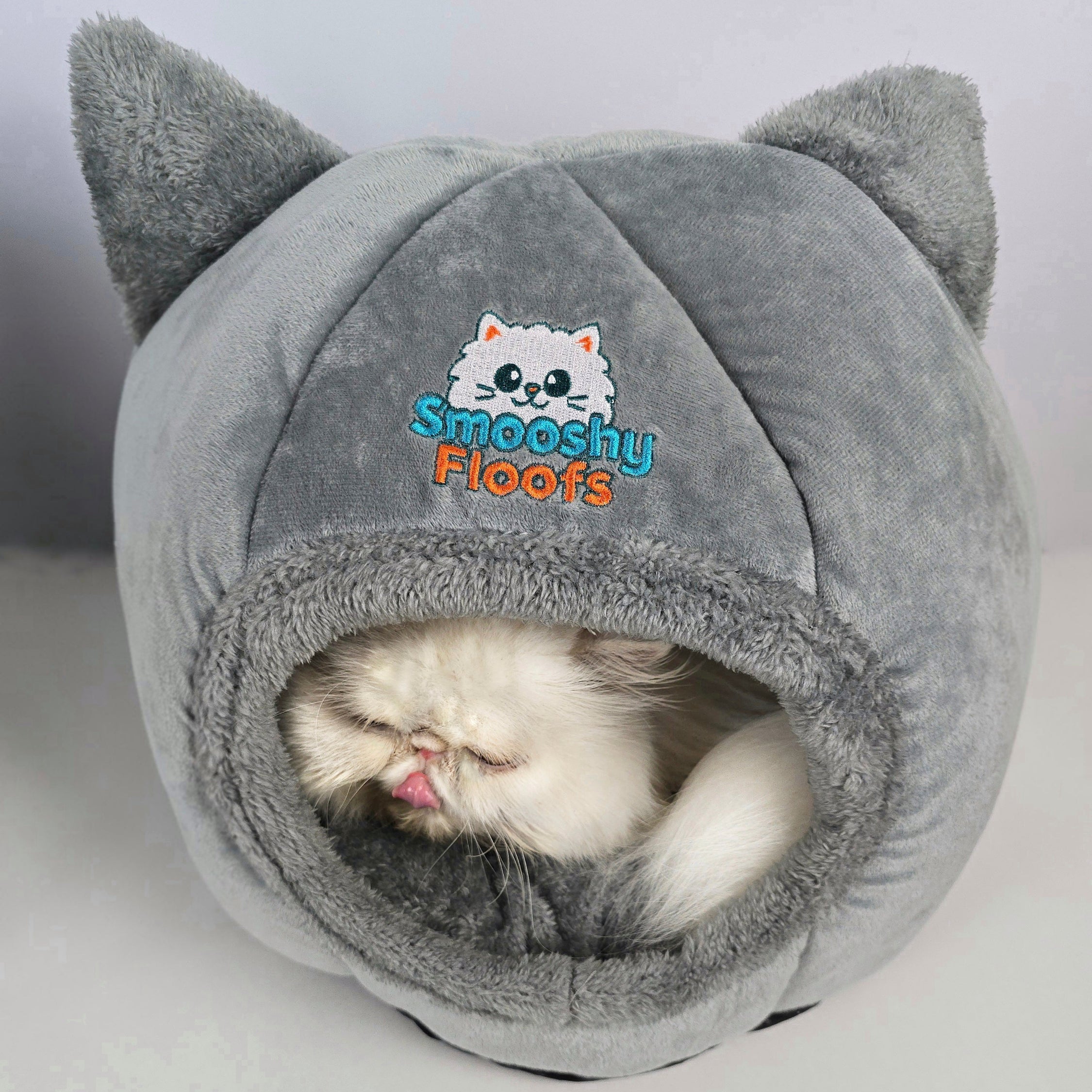 Gray cat-shaped pet bed with a kitten inside on a light gray background, featuring the 'Smooshy Floofs' brand.